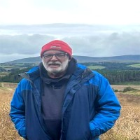 Barry Jones yn yr awyr agored yn nhirwedd Cymru
